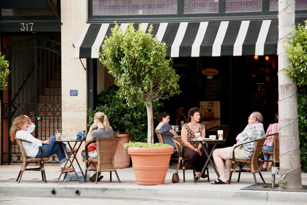 Tasse d'expresso servie au comptoir de dégustation